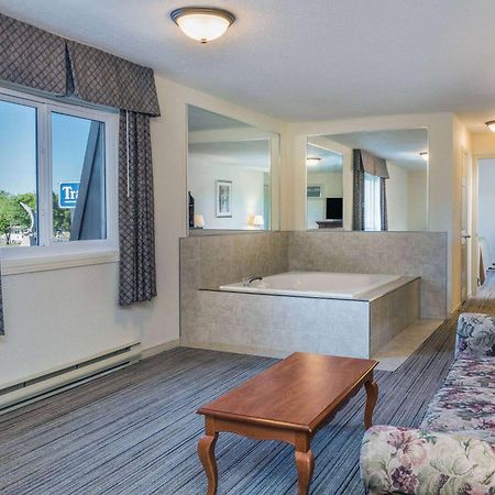 Travelodge By Wyndham Gananoque Eksteriør billede