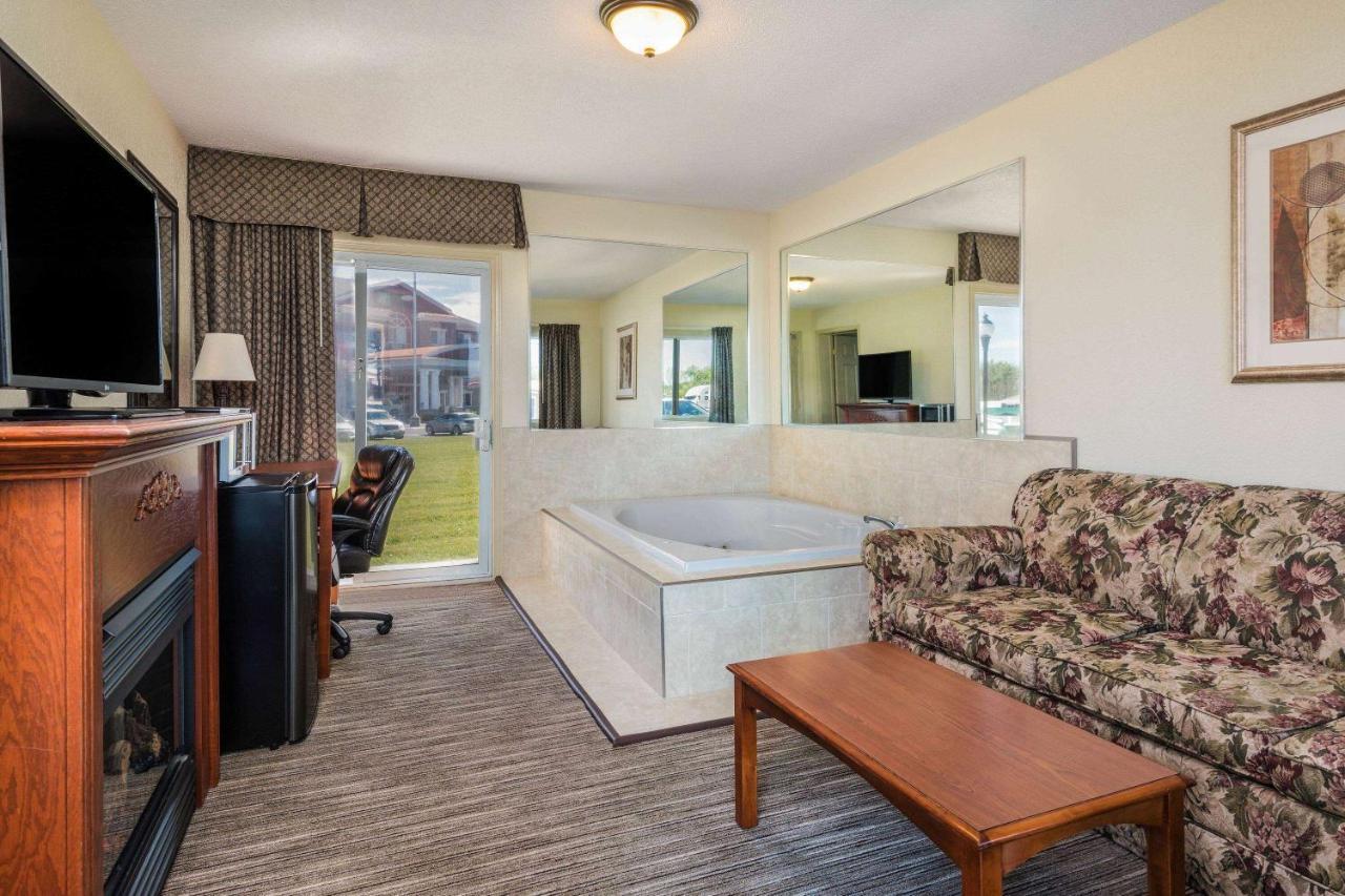Travelodge By Wyndham Gananoque Eksteriør billede